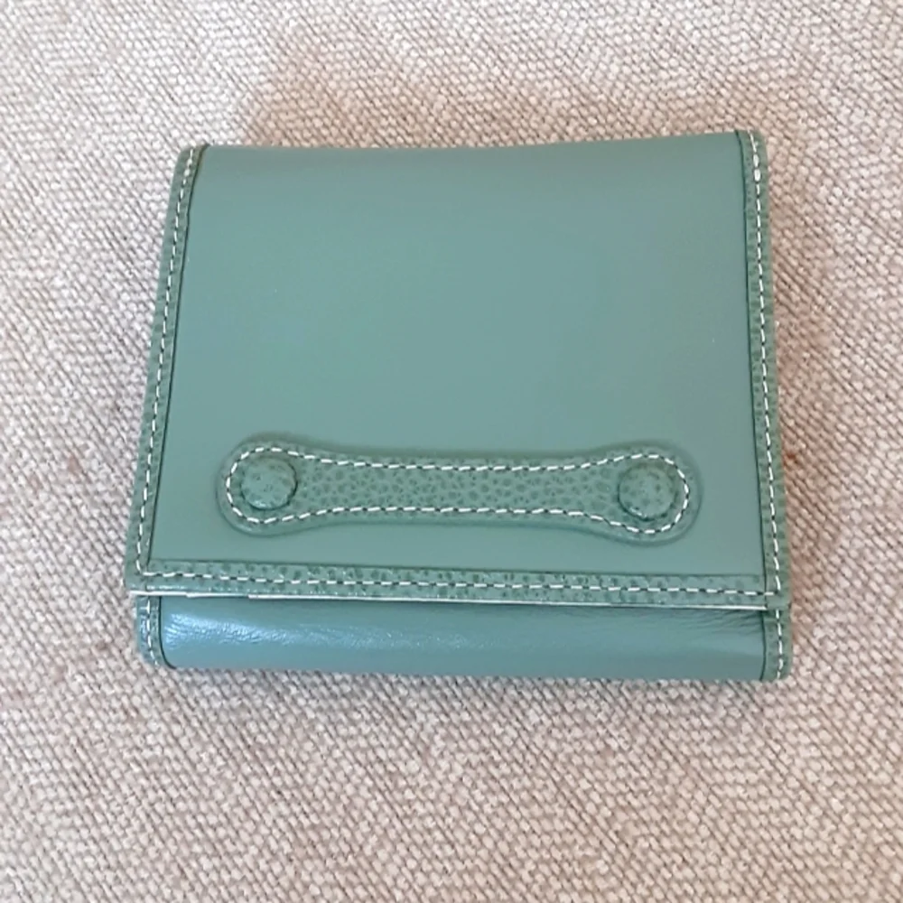 Levenger Green Leather Women's Wallet - Picture 1 of 11